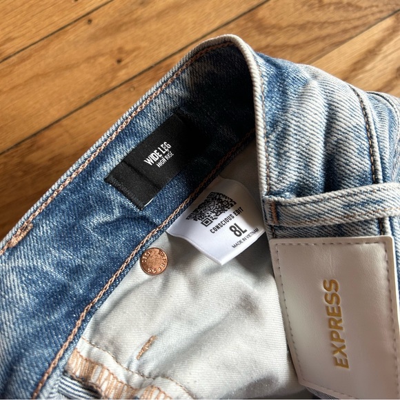 Express High Waisted Light Wash Pleated Wide Leg Jean - Size 8LONG - Picture 4 of 7